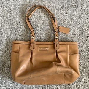 Coach Tan Hand Bag 👜